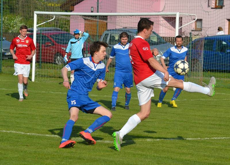 Fotbalisté Lučiny (v červeném) nestačili na svém trávníku na tým z Jablunkova 0:2. 