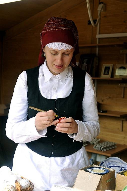 Leona Barešová při zdobení velikonočních kraslic.