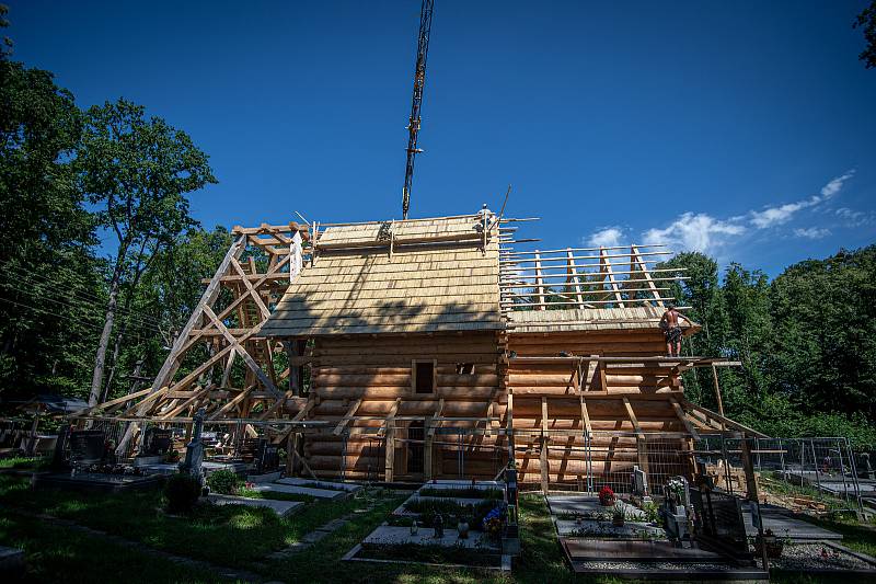 Stavba repliky kostela Božího Těla, 28. července 2020 v Gutech.