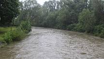 Muž s dětmi vyrazil na raftu na řeku Morávku. Skončilo to neštěstím. Foto: Deník/Tereza Liczmanová