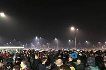 Zhruba tisícovka lidí musela stát venku před závodem.