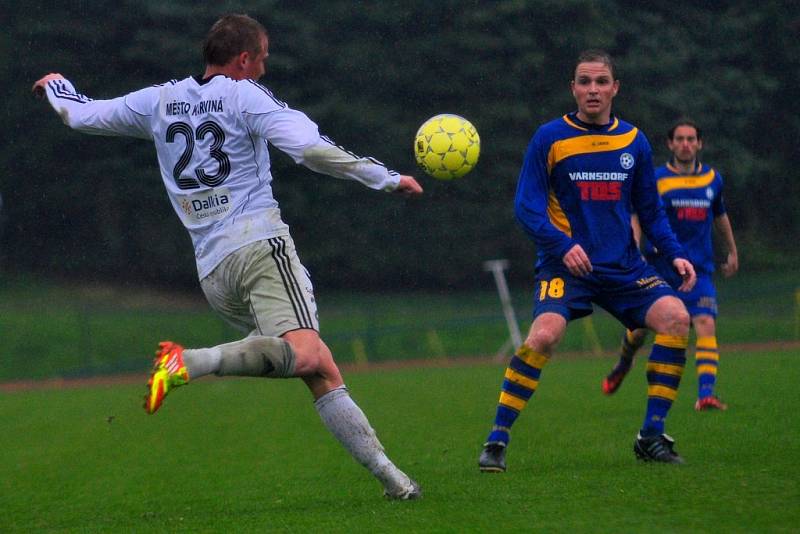 Fotbalové utkání Varnsdorf - Karviná (v bílém) skončilo 1:1.