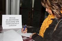 V prostorách nemocnice v Orlové a Karviné jsou k dispozici podpisové archy. Lidé je mohou podepsat. 