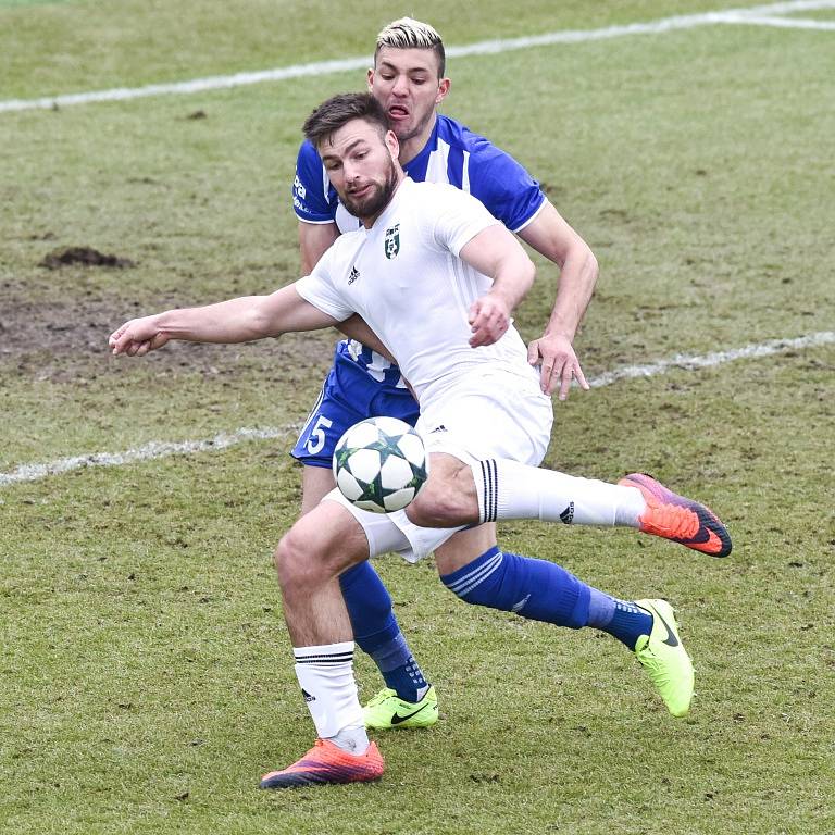 Karvinští fotbalisté (v bílém) remizovali doma s Mladou Boleslaví 1:1.