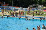 Tropické vedro přilákalo v pátek na havířovské Městské koupaliště kolem dvou tisíc lidí. Živo bylo ve všech bazénech. Zejména děti si pořádně užily různé vodní atrakce.