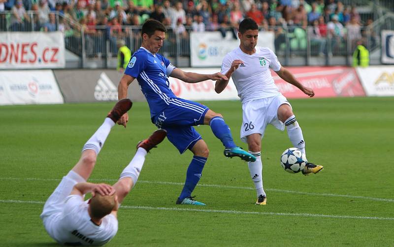 Fotbalové derby Karviná - Baník Ostrava (v modrém).