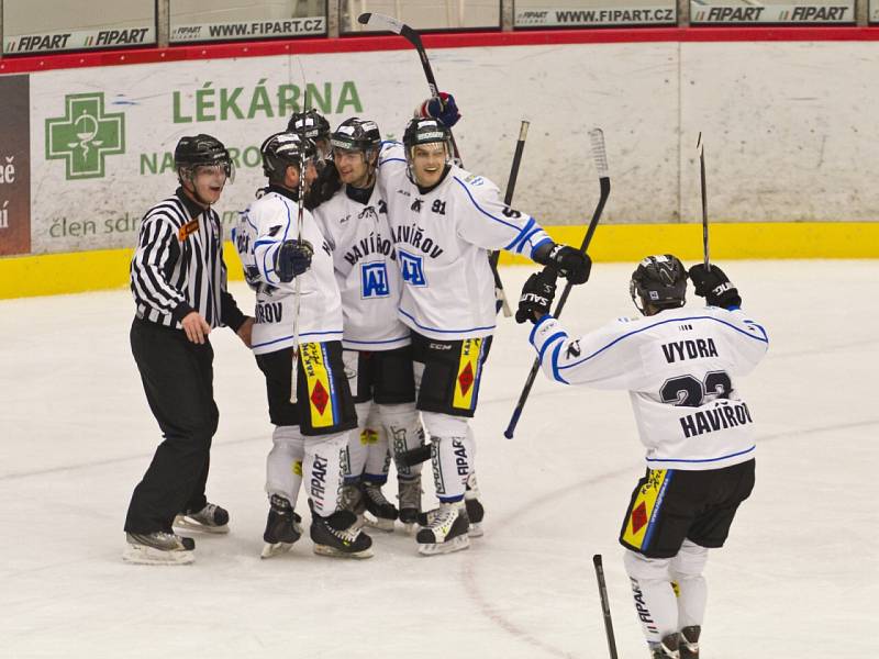 Hokejové derby Havířov - Karviná (v modrém).