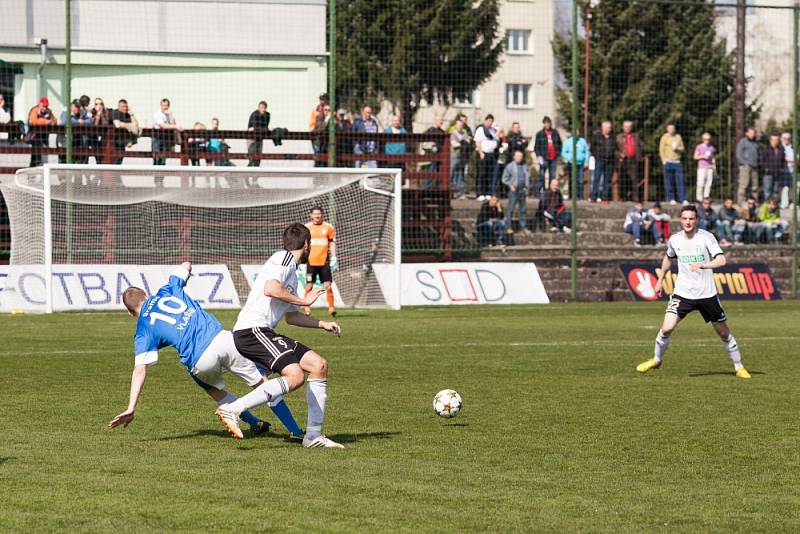 Z utkání Karviná (v bílém) - Vlašim 2:0.