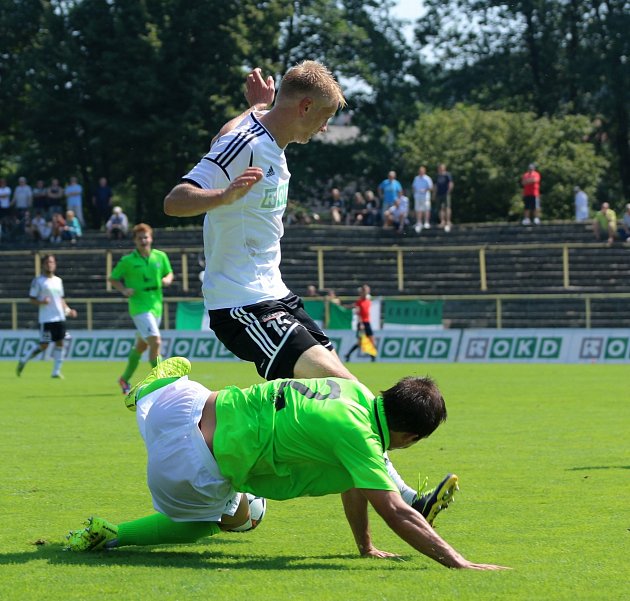 Karvinští fotbalisté (v bílém) v domácí premiéře remizovali.