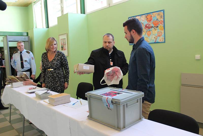 Hodinu po oficiálním otevření volebních místností volili také odsouzení v karvinské věznici.