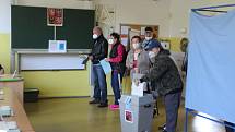 Začaly volby do Poslanecké sněmovny Parlamentu ČR. Na ZŠ Mendelova v Karviné-Hranicích jsou čtyři volební okrsky.