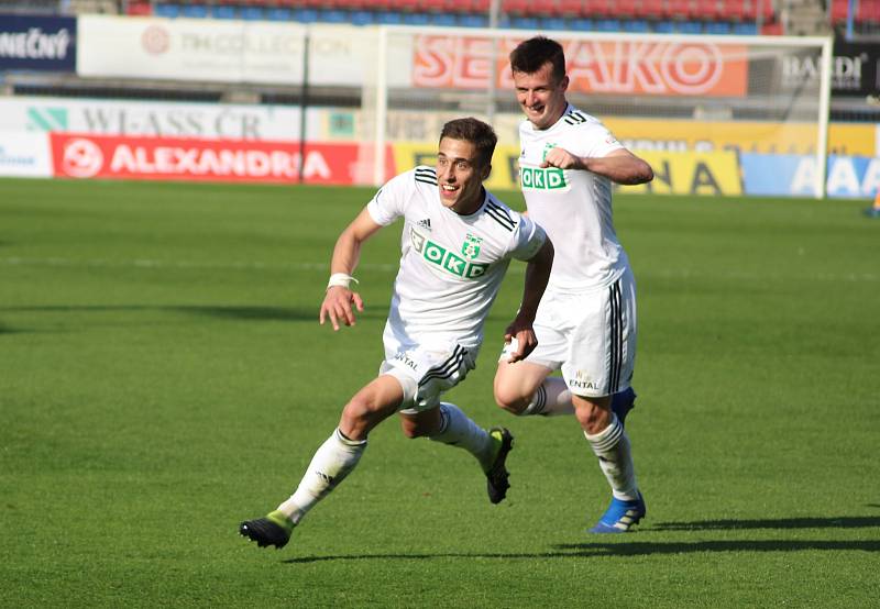 Ondřej Lingr se běží radovat ze své první ligové branky v kariéře. Za ním Benjamin Čolič.