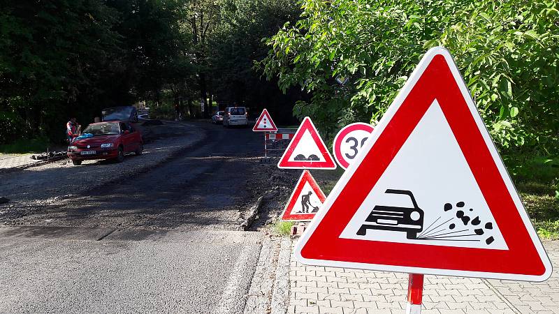 Michálkovická ulice spojující Ostravu-Michálkovice a Rychvald je rozkopaná, opravuje se. Průjezdná je, ale řidiče zbrzdí dva semafory.