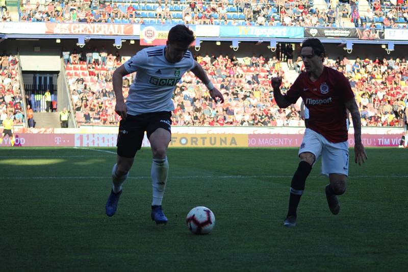 Karvinští fotbalisté (v bílém) vybrali Letnou a šokovali Spartu výhrou 3:1.