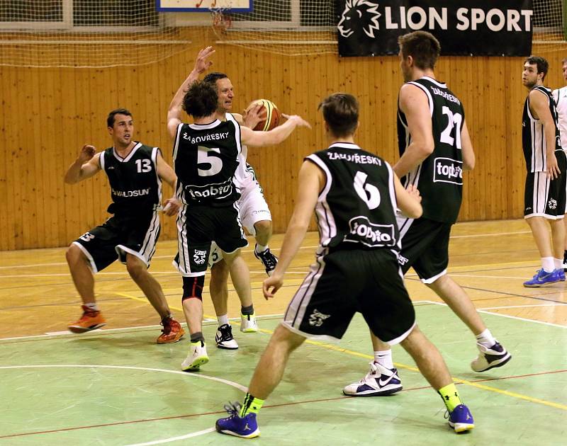 Basketbalisté Karviné (v bílém) zvládli víkend proti těžkým soupeřům z Brna.