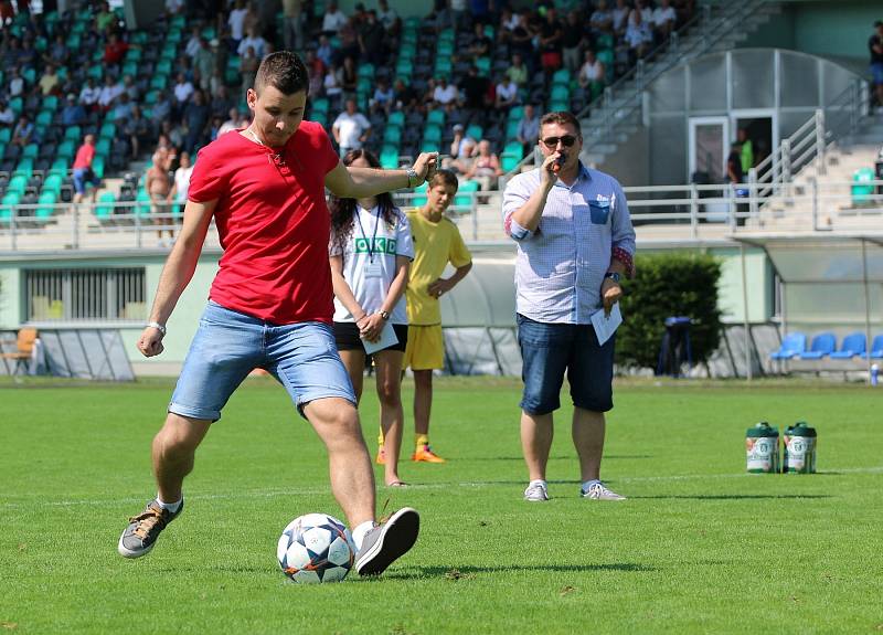 Karvinští fotbalisté (v bílém) v domácí premiéře remizovali.