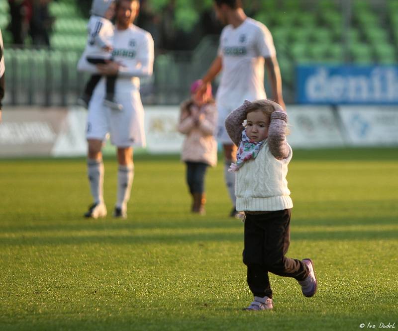 Z ligového utkání Karviná (v bílém) - Příbram 2:0.