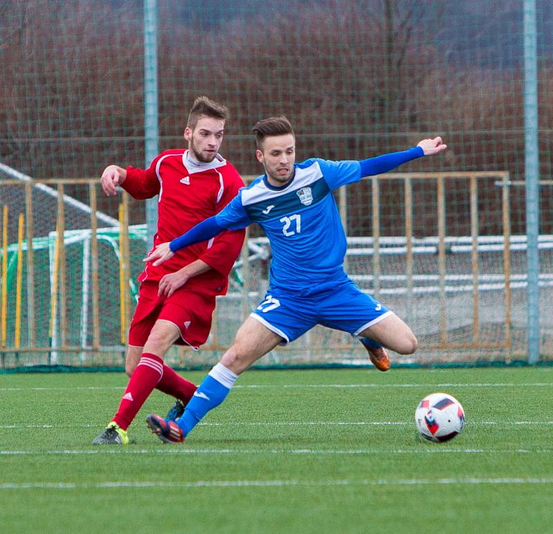 Havířovští fotbalisté (v modrém) uspěli v Pusté Polomi.