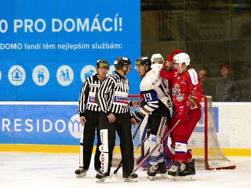 Havířovští hokejisté (v bílém) nestačili doma na Porubu.