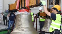 Vykládání čtyř nových zvonů v Karviné-Fryštátě. 
