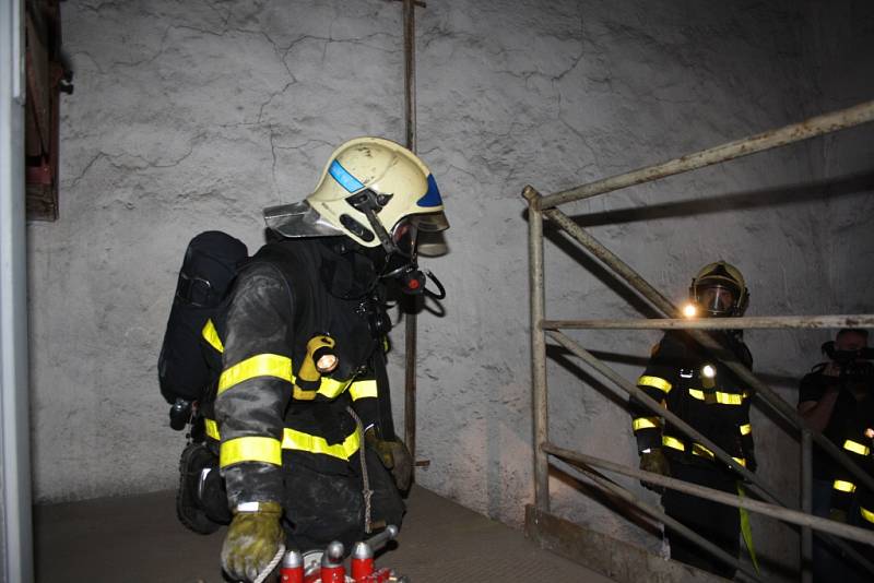 Výcvik havířovských hasičů na skipové věži v Horní Suché. 