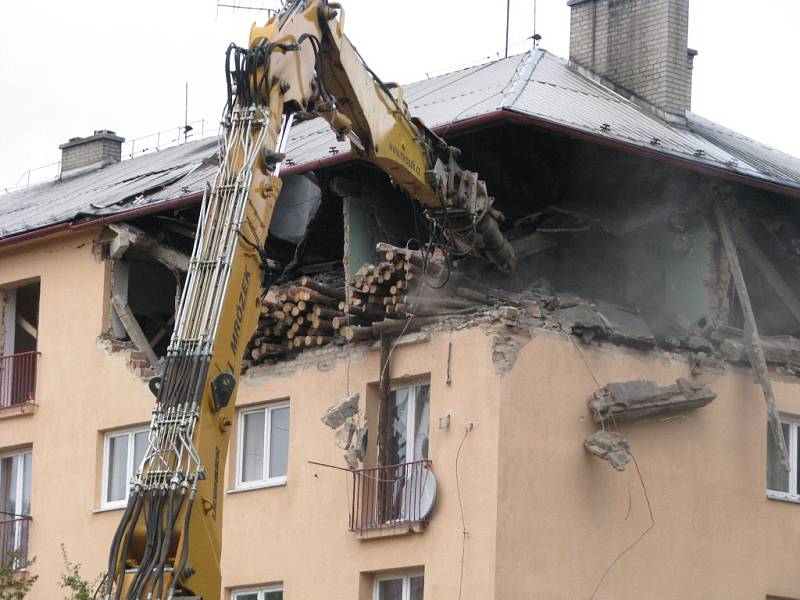 Demolice střechy a bytu v domě, který poškodil výbuch plynu. 