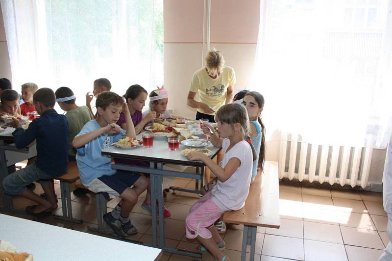 Letní tábor pořádaný dobrovolnickou organizací ADRA v zakarpatském Mukačevě. 