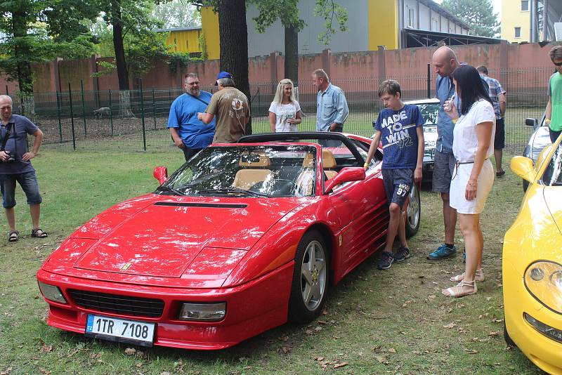 Do Bohumína se 3. srpna 2019 sjelo na 122 historických vozů na setkání řidičů starých aut a motocyklů, které pořádal Veteran car club Ostrava.