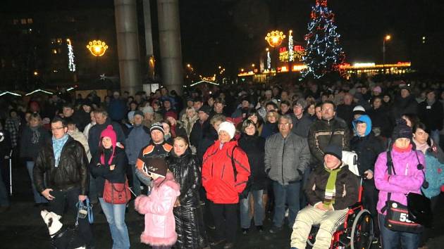 Nádherná atmosféra Vánoc ovládla na Štědrý večer zcela zaplněné náměstí Republiky v Havířově.