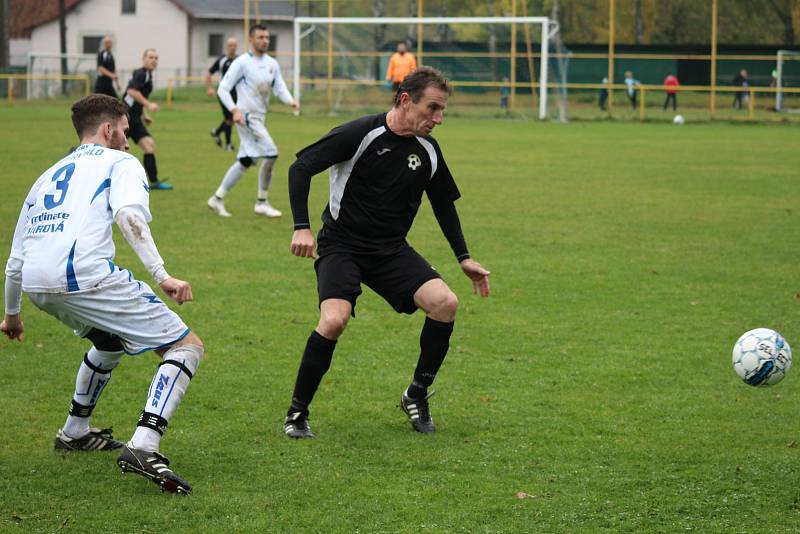 Městské derby TJ - Slavoj (v černém) zvládli lépe překvapivě hosté.