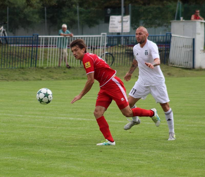 Fotbalisté Karviné (v bílém) si na Slovensku zahráli se Zlatými Moravci. Prohráli 2:3.