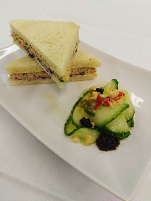 Thajský tuňákový sandwich s asijským okurkovým salátkem.