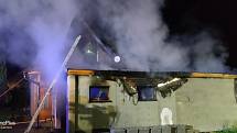 Šest jednotek hasičů zasahovalo v noci na středu 15.9.2021 v Dolních Domaslavicích (okres Frýdek-Místek) u požáru převážně zděné rekreační chaty, stojící nedaleko vodní nádrže Žermanice.