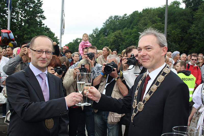 25. ročník Svátku Tří bratří zahájily v pátek tradiční slavnostní průvody z Českého Těšína a Cieszyna, které se setkaly na mostě Družby. 