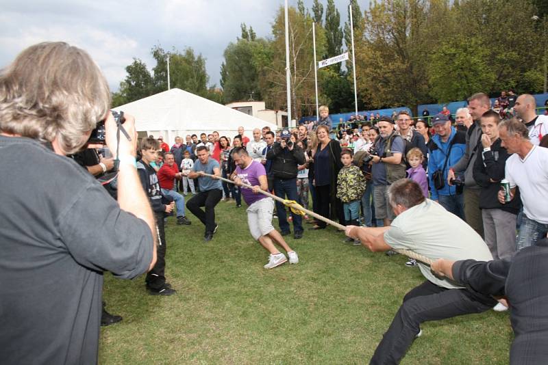 Sobotní program Havířovských slavností. Soutěž v přetahování lanem. 