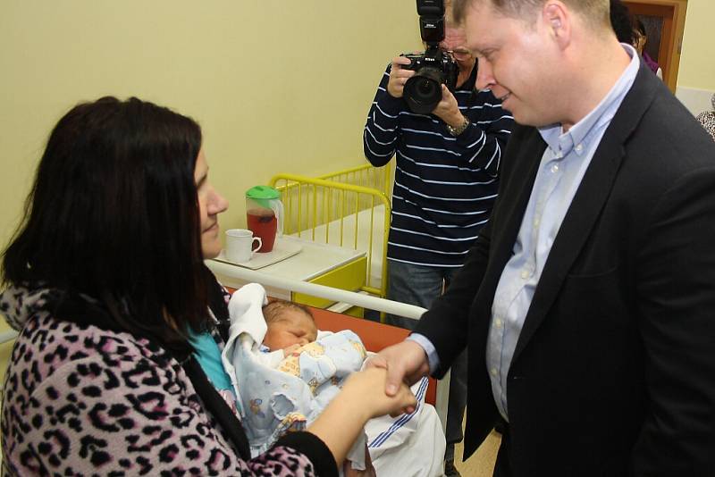 Maminky prvního miminka ČR a Havířova v roce 2016 přijaly gratulace od zástupců kraje a města. 