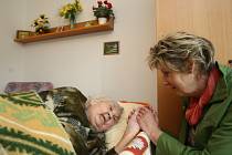 Dobrovolníci pomáhají seniorům také pouhým dotekem nebo vlídným slovem. Ilustrační snímek. 
