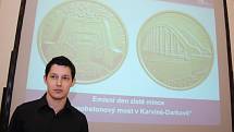 Česká národní banka vydala zlatou minci, na níž je vyobrazen Darkovský most. Mince má nominální hodnotu 5000 korun. 