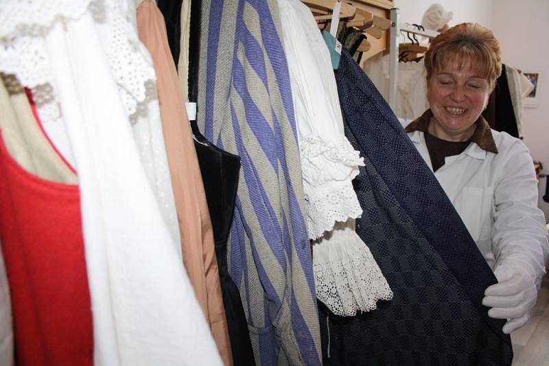 Práce textilní konzervátorky v muzeu v sobě ve skutečnosti skrývá několik oborů najednou. 