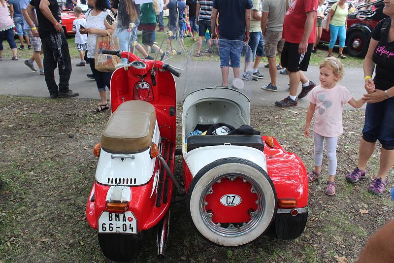 Do Bohumína se 3. srpna 2019 sjelo na 122 historických vozů na setkání řidičů starých aut a motocyklů, které pořádal Veteran car club Ostrava.