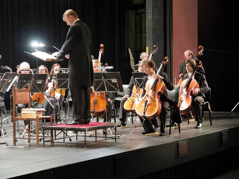 Úžasná atmosféra ovládla v sobotu večer velký sál Kulturního domu Leoše Janáčka. Novoroční koncert města Havířova, který se původně měl konat 10. ledna, ale pro onemocnění zpěvačky Evy Urbanové musel být přeložen, poskytl nádherný kulturní zážitek.