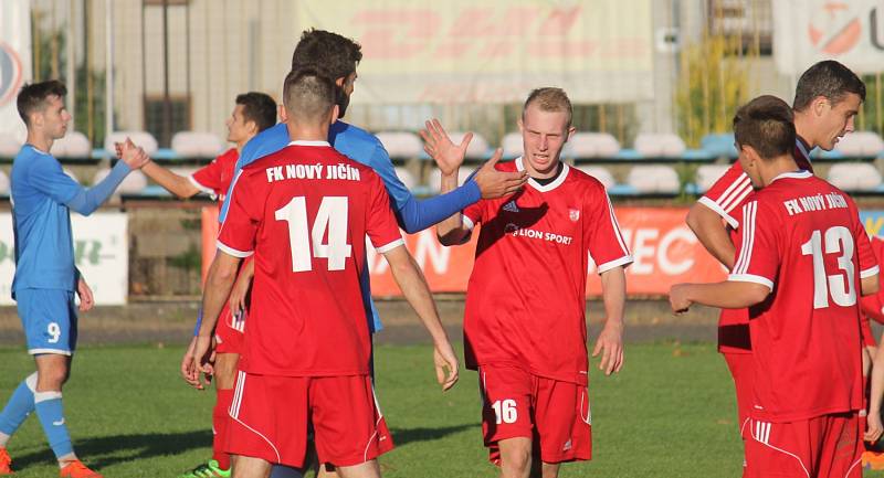 Havířovští fotbalisté (v modrém) selhali v Novém Jičíně.