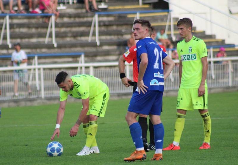 Karvinští fotbalisté (v zeleném) vyhráli ve Frýdku-Místku 3:1.