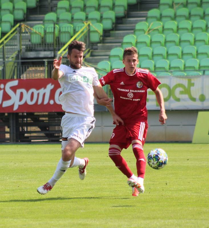 Fotbalisté Karviné (v bílém) remizovali s Třincem 1:1.