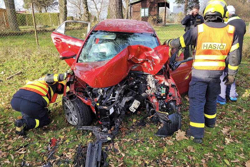 Zásah hasičů u tragické nehody v Orlové, 19. listopadu 2022.