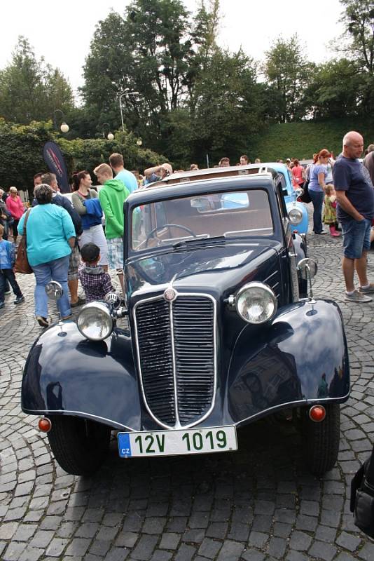 Krásu starých automobilů a motocyklů obdivovalo v neděli dopoledne zcela plné Staré náměstí v Orlové.