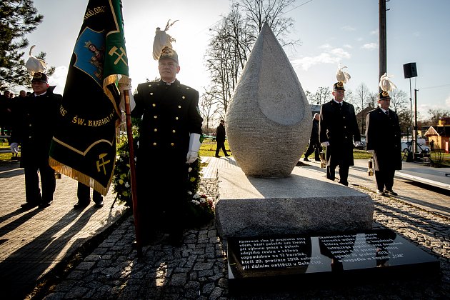 Ve Stonavě se konal pietní akt k uctění památky 13 horníků, kteří před rokem zahynuli v Dole ČSM-Sever při výbuchu metanu. Památku havířů připomíná v centru obce žulový monument ve tvaru slzy, 20. prosince 2019.