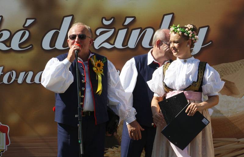 Lidé v krojích, alegorické vozy, vyzdobený park PZKO, hudba a dobrá nálada. Takto to v neděli vypadalo ve Stonavě, kde její obyvatelé oslavili letošní dožínky.