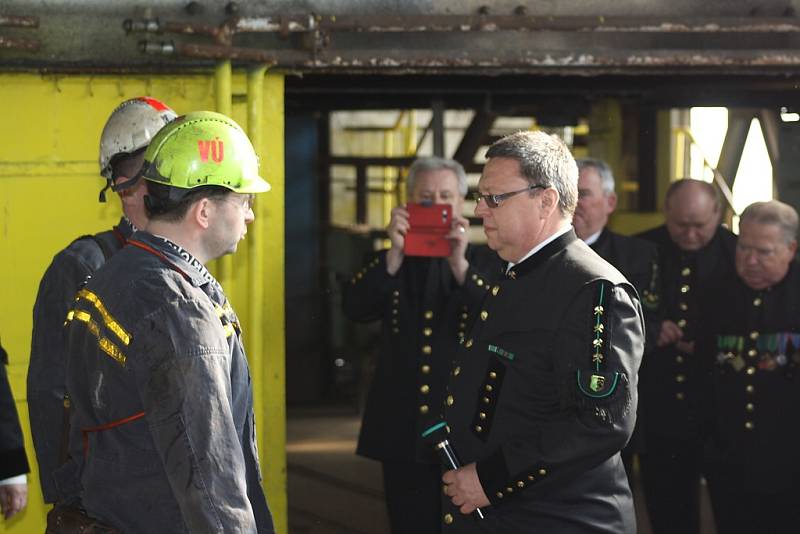 Z podzemí stonavského Dolu 9. květen byl 24. 3. 2016 vytažen poslední vozík s černým uhlím. 