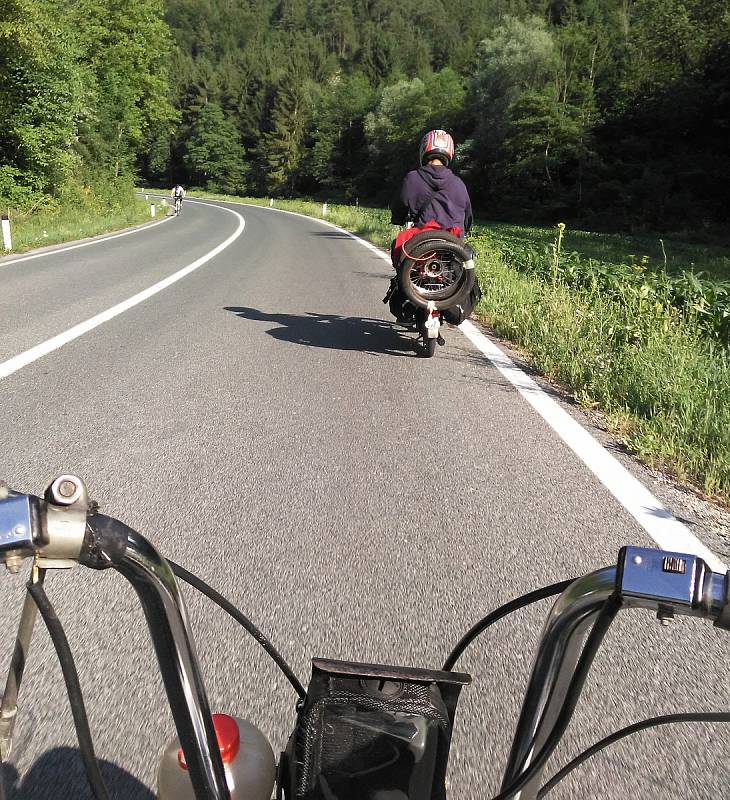 Z Bohumína na Babettách do Bibione. Takovou dobrodružnou cestu absolvovali úspěšně dva mladí bohumínští nadšenci Daniel Aux a Karel Janošec.